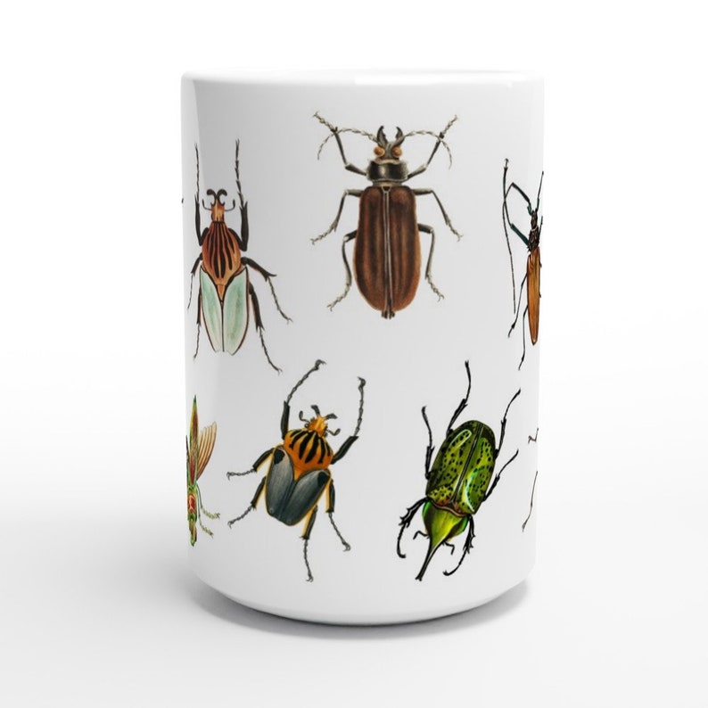 Puede incluir: Taza de cer&aacute;mica blanca con una ilustraci&oacute;n colorida de varios escarabajos. Los escarabajos est&aacute;n representados en un estilo realista con detalles intrincados.