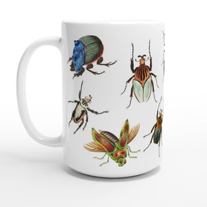 Puede incluir: Taza de cer&aacute;mica blanca con una ilustraci&oacute;n colorida de varios escarabajos. Los escarabajos est&aacute;n representados en un estilo realista con detalles intrincados y colores vibrantes.
