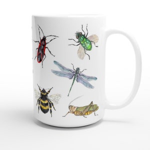K&ouml;nnte beinhalten: Wei&szlig;e Keramiktasse mit einer bunten Illustration verschiedener Insekten, darunter eine Libelle, eine Biene, eine Heuschrecke und eine Fliege.