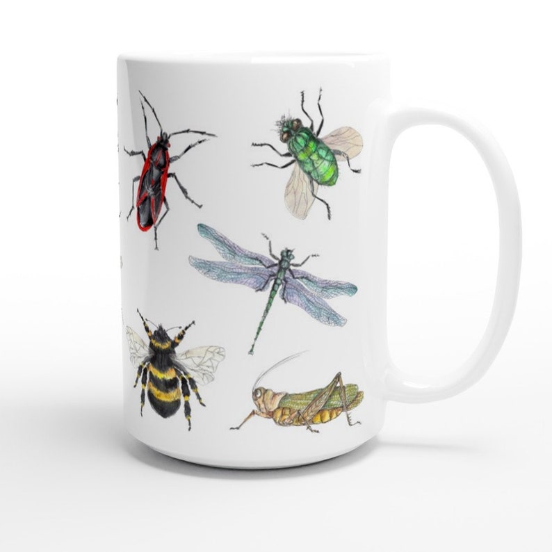 K&ouml;nnte beinhalten: Wei&szlig;e Keramiktasse mit einer bunten Illustration verschiedener Insekten, darunter eine Libelle, eine Biene, eine Heuschrecke und eine Fliege.