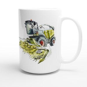 K&ouml;nnte beinhalten: Wei&szlig;e Keramiktasse mit einer Aquarell-Illustration eines gr&uuml;n-gelben Traktors mit einem Schneidwerk.
