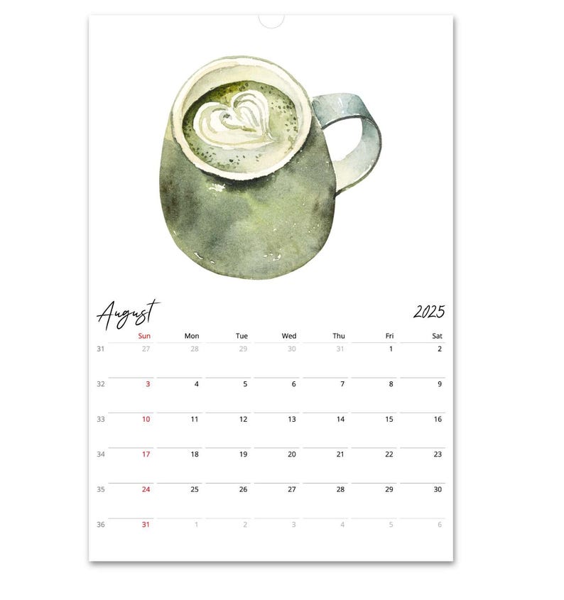 Peut inclure: Une page de calendrier mural pour ao&ucirc;t 2025 pr&eacute;sentant une illustration &agrave; l'aquarelle d'une tasse en c&eacute;ramique verte remplie d'une boisson surmont&eacute;e d'une mousse en forme de c&oelig;ur. La grille du calendrier affiche les jours avec les en-t&ecirc;tes.