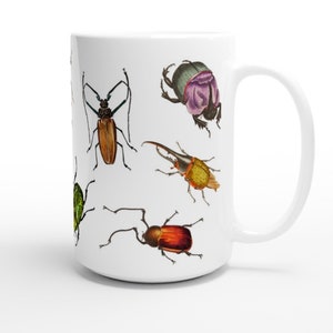 Puede incluir: Taza de cer&aacute;mica blanca con una ilustraci&oacute;n colorida de varios escarabajos. Los escarabajos est&aacute;n representados en un estilo realista con detalles intrincados.