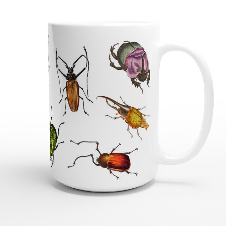 Puede incluir: Taza de cer&aacute;mica blanca con una ilustraci&oacute;n colorida de varios escarabajos. Los escarabajos est&aacute;n representados en un estilo realista con detalles intrincados.