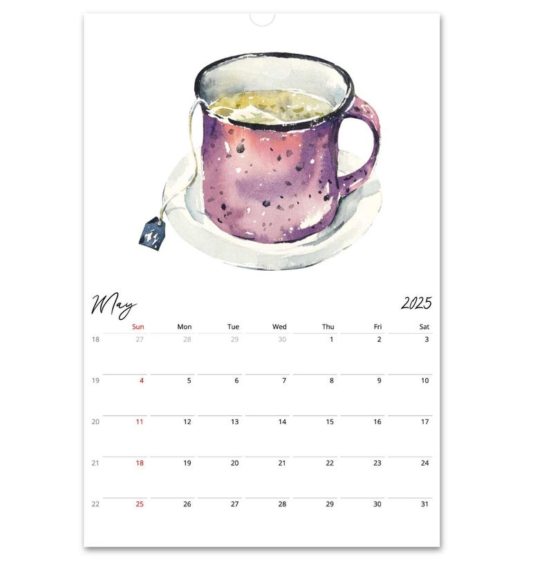 Peut inclure: Une page de calendrier mural pour mai 2025 pr&eacute;sentant une illustration &agrave; l'aquarelle d'une tasse violette mouchet&eacute;e remplie de th&eacute; sur une soucoupe blanche, avec une &eacute;tiquette de sachet de th&eacute; suspendue sur le c&ocirc;t&eacute;. La grille affiche les jours.