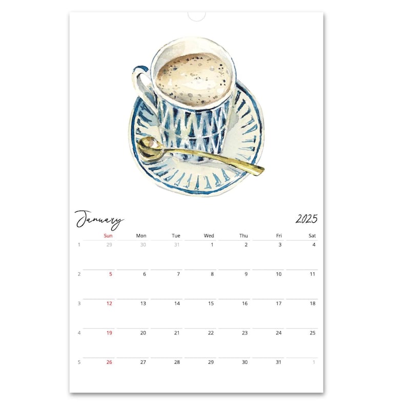 Peut inclure: Une page de calendrier mural pour janvier 2025 pr&eacute;sentant une illustration &agrave; l'aquarelle d'une tasse &agrave; caf&eacute; au motif g&eacute;om&eacute;trique bleu et blanc sur une soucoupe assortie, avec une cuill&egrave;re dor&eacute;e pos&eacute;e sur la soucoupe sur fond blanc.
