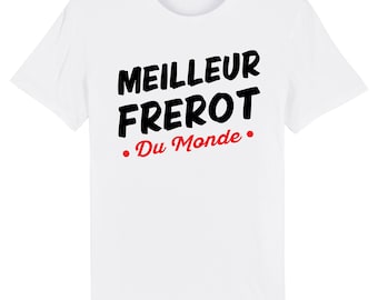 Puede incluir: Camiseta blanca con texto negro que dice "MEILLEUR FREROT Du Monde" en francés. El texto "Du Monde" está en rojo.