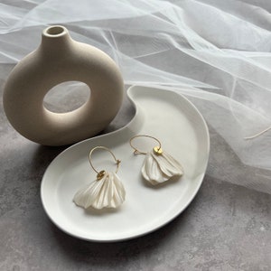 LÚTHIEN- pétala tripla, brincos branco perolado com tema botânico, brincos de noiva, presentes para ela
