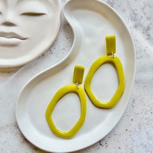 BEWITCH - Pendientes de color chartreuse con pasador de plata de ley hechos a mano con forma orgánica, minimalistas y modernos