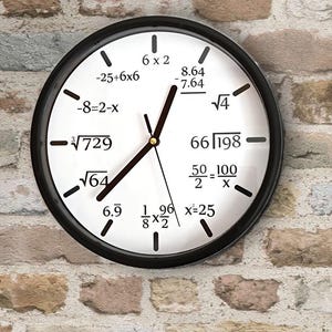 Puede incluir: Un reloj de pared redondo con marco negro y esfera blanca. La esfera del reloj presenta ecuaciones matemáticas en lugar de números. Las manecillas negras indican la hora. El reloj está montado en una pared de ladrillo.