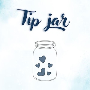 Può includere: Un barattolo di vetro trasparente con un contorno bianco, decorato con cuori blu. Le parole "Tip jar" sono scritte in corsivo sopra il barattolo. Lo sfondo è un lavaggio ad acquerello azzurro chiaro.