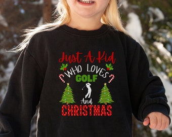 Moletom infantil de Natal com estampa de golfe, "Apenas uma criança que ama golfe e Natal", suéter natalino festivo com gola redonda, camiseta para amantes de golfe no Natal.