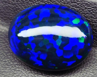 26.90カラットの天然ブラックオパール - 希少なハニカムファイヤー