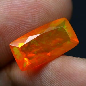 Può includere: Una tazza di ceramica bianca con manico nero e la scritta "But First, Coffee" in grassetto nero. La tazza è posta su uno sfondo sfocato, suggerendo un'atmosfera accogliente.