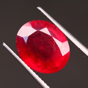 Krwistoczerwony rubin, owalny kamień szlachetny, szlif jajowaty, szlifowany rubin, 8,05 ct, wymiary 12 x 10 mm