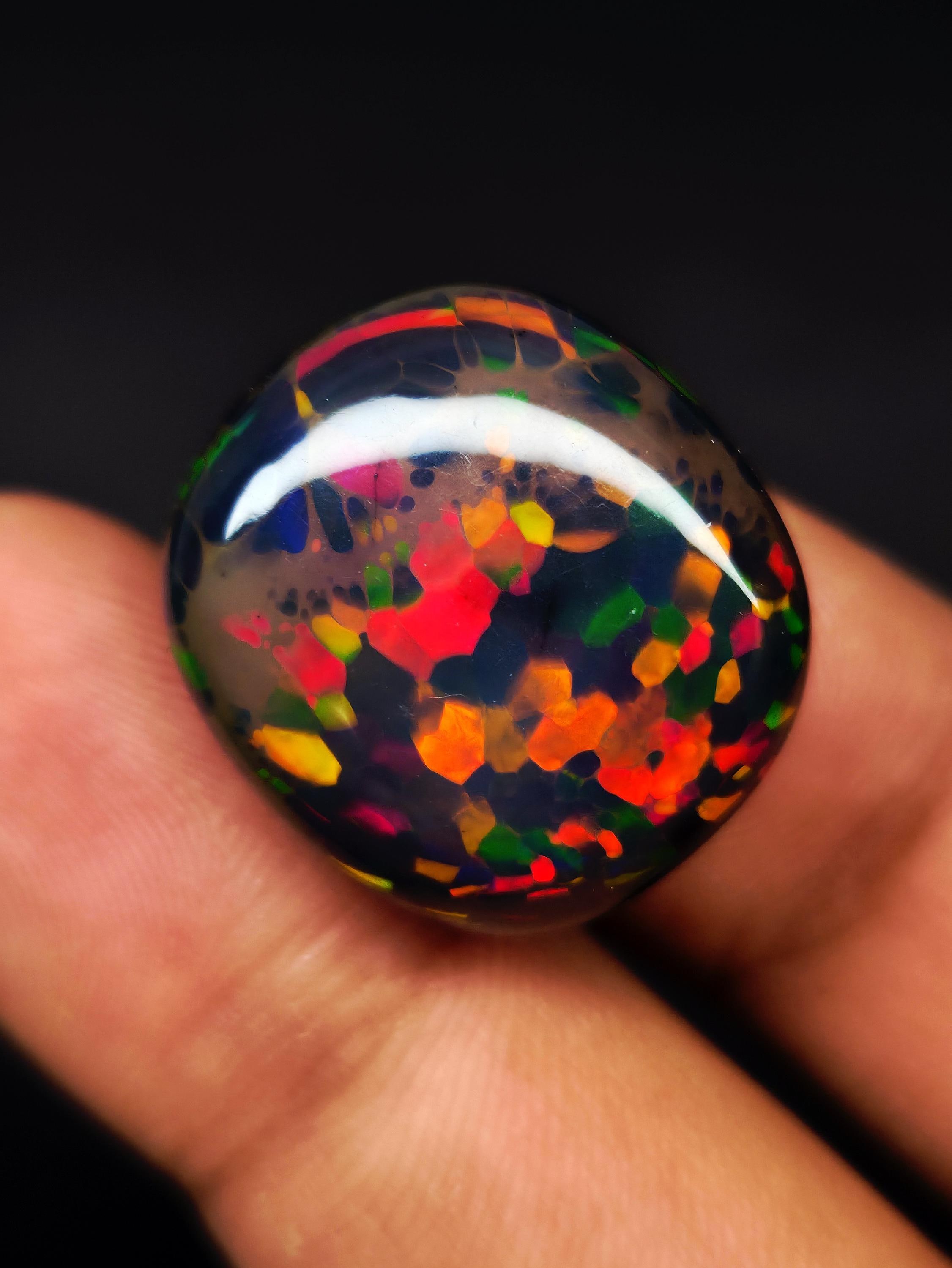 26.90カラットの天然ブラックオパール - 希少なハニカムファイヤー