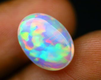3.9 ct Natural Oval Opal Gemstone with Intense Green, and Blue Fire – Perfect for Custom Jewellery Creations 13.9x10.3x5 mm
