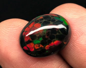 26.90カラットの天然ブラックオパール - 希少なハニカムファイヤー