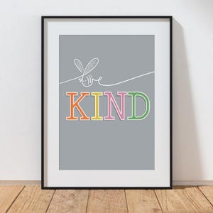 Druckbare Kinder Wandkunst | "Sei Kind" | Biene Themed Kinderzimmer Druck | Positives Zitat | Bunte Kinderzimmer Dekor | Sofortiger digitaler Download