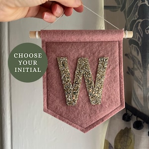 Banderín de pared con inicial para niños, personalizado, para decoración de dormitorio infantil.