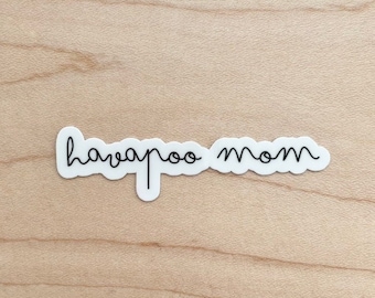 Könnte beinhalten: Ein weißer Aufkleber mit schwarzem kursivem Text, der "havapoo mom" lautet.