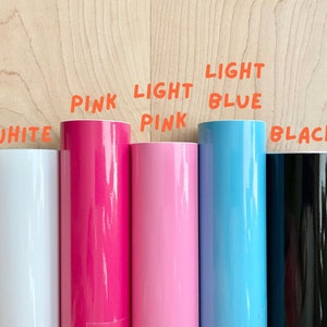 Puede incluir: Cinco rollos de adhesivo de vinilo en diferentes colores: blanco, rosa, rosa claro, azul claro y negro.