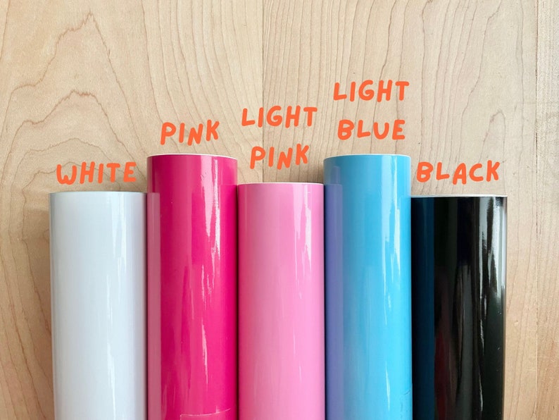 Puede incluir: Cinco rollos de adhesivo de vinilo en diferentes colores: blanco, rosa, rosa claro, azul claro y negro.