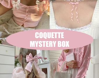 Coquette Mystery Box Pacchetto di abbigliamento usato Scatola a sorpresa Scatola di vestiti vintage Scatola stile vintage Tavolozza rosa bianca Scatola di Buon San Valentino
