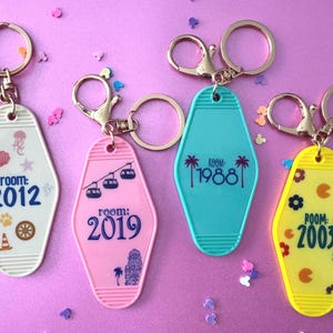 Disney Inspired Motel Keychain | Retro Motel Keychain | AoA Keychain | POP Century Keychain | Riviera Keychain | Caribbean Beach Keychain bild 2
