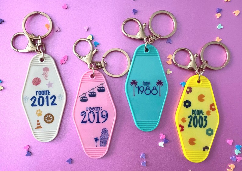 Disney Inspired Motel Keychain | Retro Motel Keychain | AoA Keychain | POP Century Keychain | Riviera Keychain | Caribbean Beach Keychain bild 2