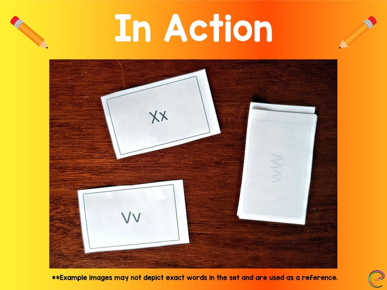 Puede incluir: Tres tarjetas blancas con letras negras sobre una superficie de madera. Las tarjetas tienen las letras "XX", "VV" y "MM" escritas en ellas. Las tarjetas son parte de un juego o actividad.