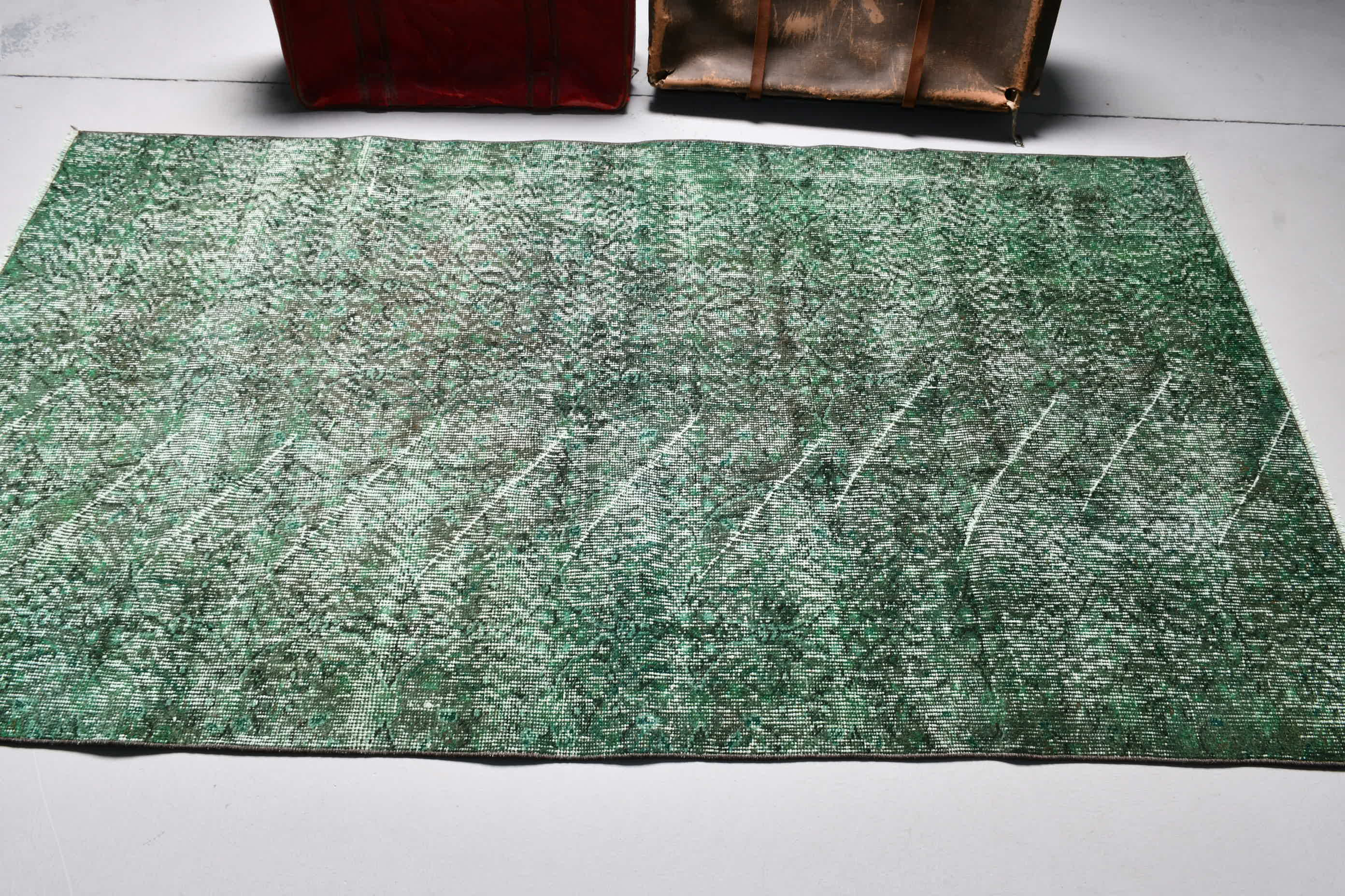 142×244 \"Green tea\" ViNTAGE TURKiSH RUG Vintage Turkish Rug in Light Green with Beige Floral Medallion