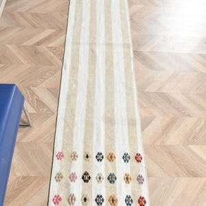 Tapete turco vintage 1,7x8,6 pés (51 x 261 cm), tapete Kilim patchwork branco e marrom