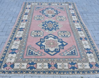 ヴィンテージトルコラグ、5 x 8フィートの花柄エリアラグ、ベージュの