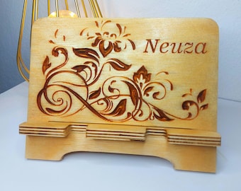 Customized wooden cell phone holder. Space for two cell phone. Fully portable. Ideal for organizing the environment.