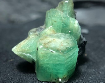 Piedra esmeralda natural en bruto / Cristal esmeralda en bruto / Cristales curativos / Fabricación de joyas / Piedra de nacimiento / Ejemplar de colección