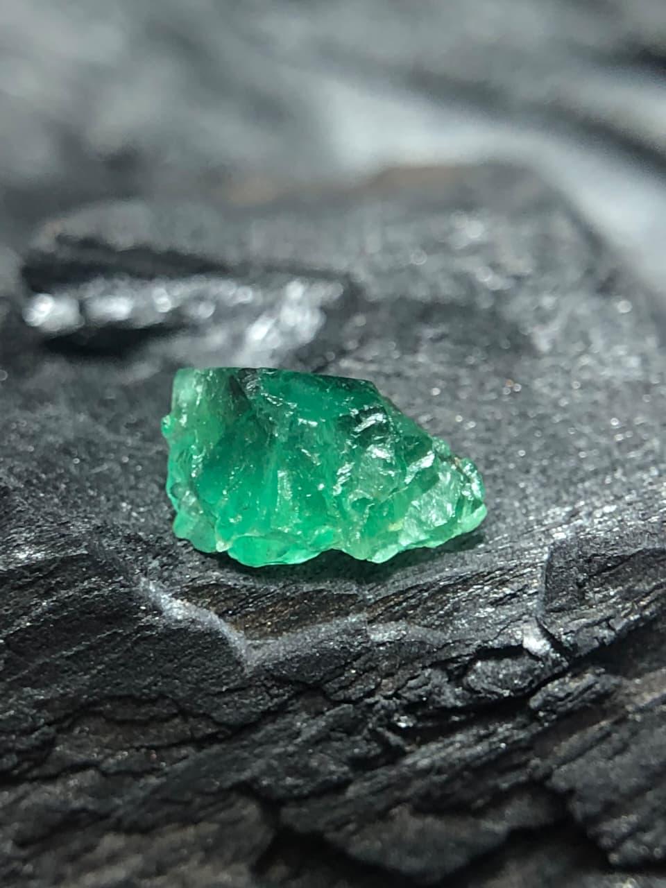 エメラルド結晶（大）原石　カラーチェンジ 天然グリーンエメラルド原石、8 x 6 MM 希少ルースエメラルド