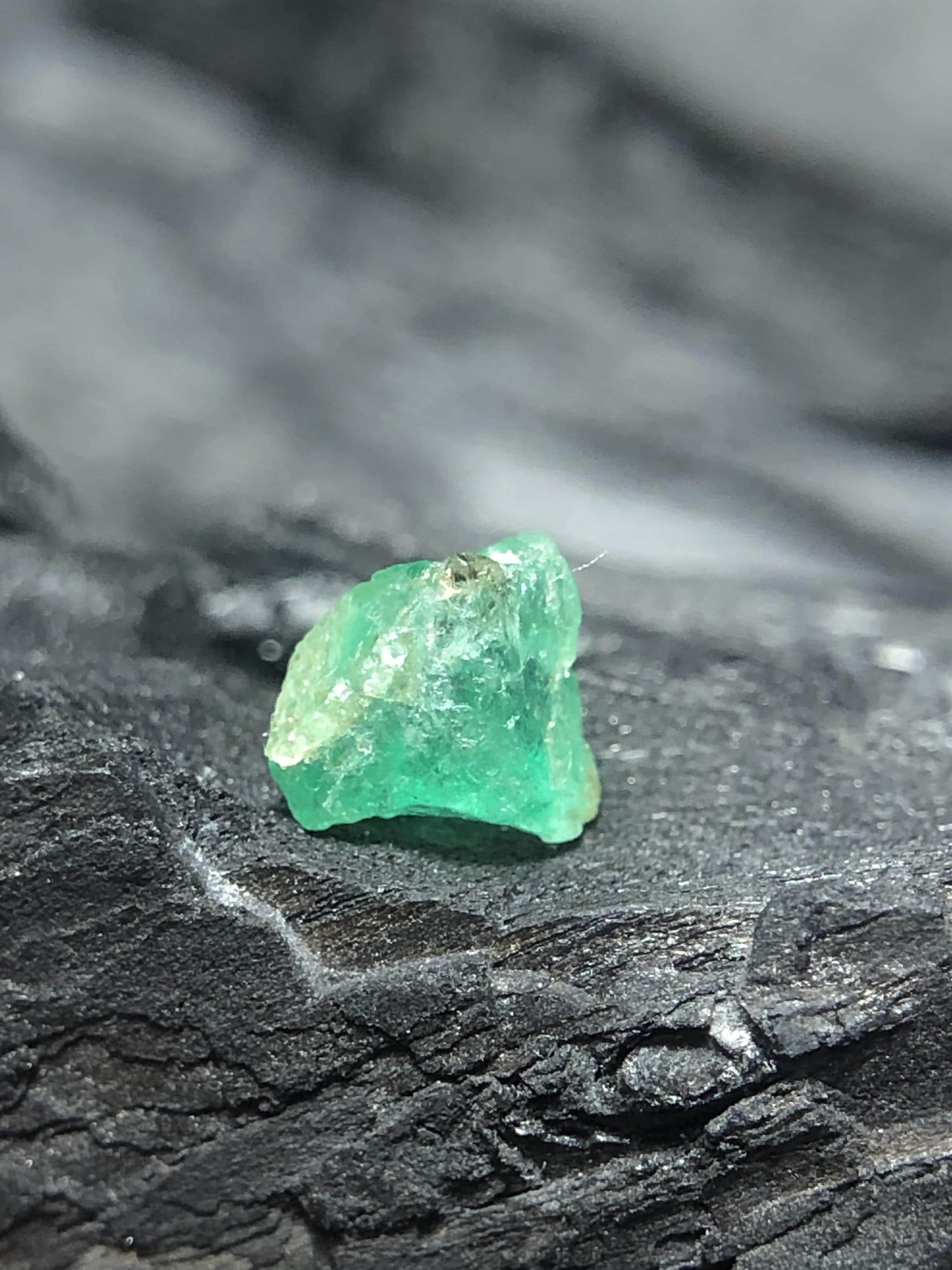 エメラルド結晶（大）原石 カラーチェンジ 手芸素材・材料 エメラルド