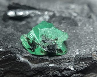 天然グリーンエメラルド原石、8 x 6 MM 希少ルースエメラルド