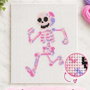 Puede incluir: Un lienzo de punto de aguja blanco con un diseño de esqueleto corriendo en rosa, morado y negro. El texto indica Needlepoint Canvas, 18 mesh y un tamaño de impresión de 10,16 cm por 10,16 cm. Un recuadro circular muestra los puntos.