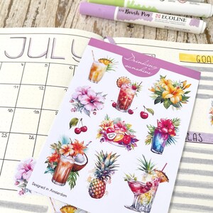 Foglio di adesivi con bevande tropicali. Cocktail estivi e bevande rinfrescanti per i planner.