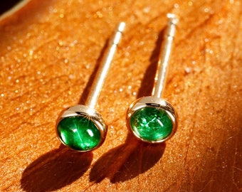 18k Solid Gold Emerald Tiny Stud Earrings / Gemstone studs/ Genuine Natural Emerald Crystal / Dainty Elegant Studs