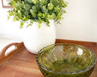 Anchor Hocking Green/Avocado pressed Glass Star & Cameo Medallion Pattern Bowl