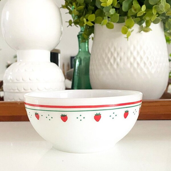 Termocrisa Milk Glass Strawberry Cereal Soup Bowl