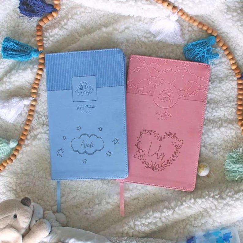 Pu&ograve; includere: Due Bibbie per bambini personalizzate, una blu con il nome Nate e una rosa con il nome Lily. Entrambe le Bibbie presentano un design a nuvola e cuore con stelle e dettagli floreali.