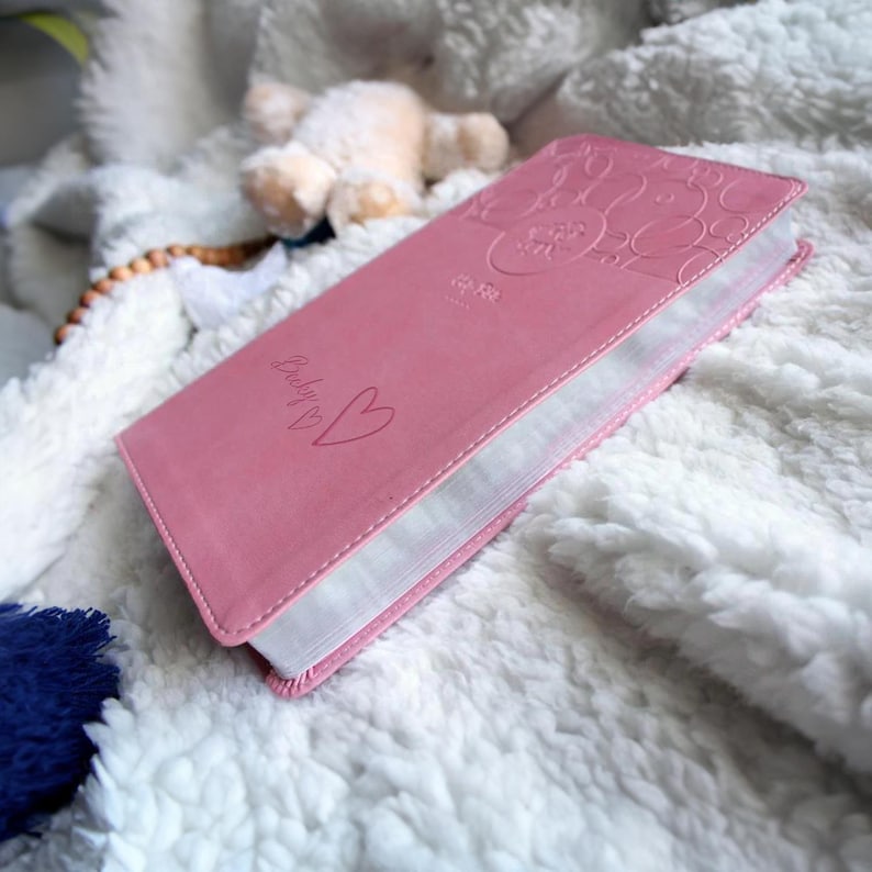 Pu&ograve; includere: Un diario rosa per bambini con la parola "Baby" e un cuore sulla copertina.