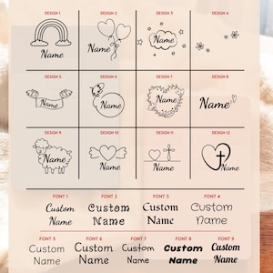Pu&ograve; includere: Un grafico con 12 diversi design per timbri personalizzati. Ogni design presenta un'immagine diversa, come un arcobaleno, un cuore, una croce o un animale. Il testo "Nome" appare in ogni design, indicando dove verr&agrave; inserito il nome del cliente. Sotto i design ci sono 9 diverse opzioni di font tra cui scegliere. Il testo "Nome personalizzato" appare in ogni opzione di font.