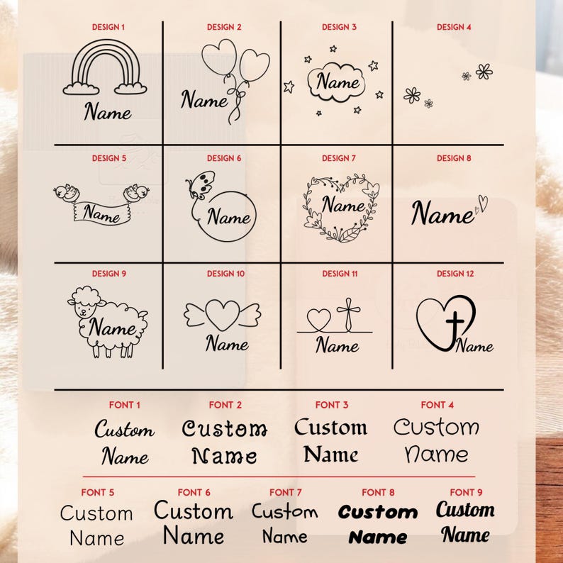 Pu&ograve; includere: Un grafico con 12 diversi design per timbri personalizzati. Ogni design presenta un'immagine diversa, come un arcobaleno, un cuore, una croce o un animale. Il testo "Nome" appare in ogni design, indicando dove verr&agrave; inserito il nome del cliente. Sotto i design ci sono 9 diverse opzioni di font tra cui scegliere. Il testo "Nome personalizzato" appare in ogni opzione di font.
