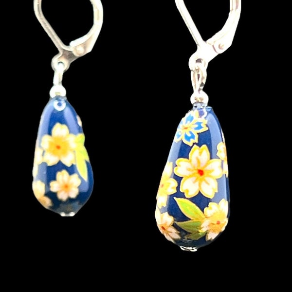 Superbes boucles d'oreilles japonaises en perles Tensha - fond bleu marine et joli motif floral sur fixations argentées