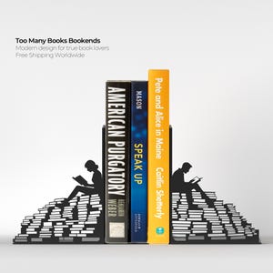 Peut inclure: Des serre-livres en métal noir avec la silhouette d'une personne lisant sur une pile de livres. Les serre-livres maintiennent trois livres : "American Purgatory", "Speak Up" et "Pete and Alice in Maine". Le texte "Too Many Books Bookends" est en haut.
